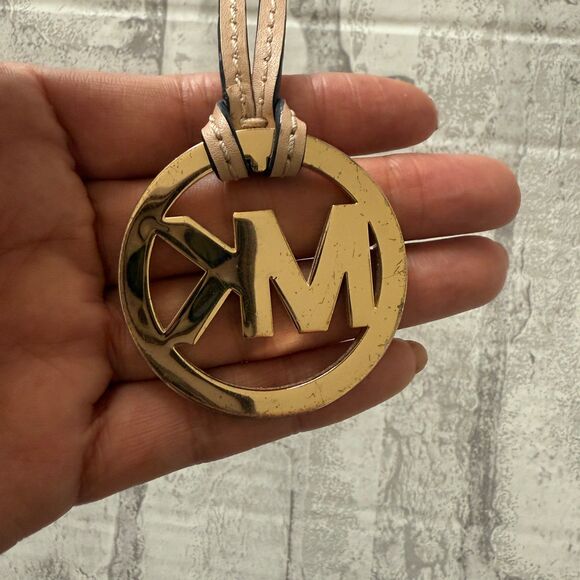 Michael Kors Gold Tone Logo Charm Key Fob Purse Hang Tag Circle Tan Leather 2" - Picture 2 of 3